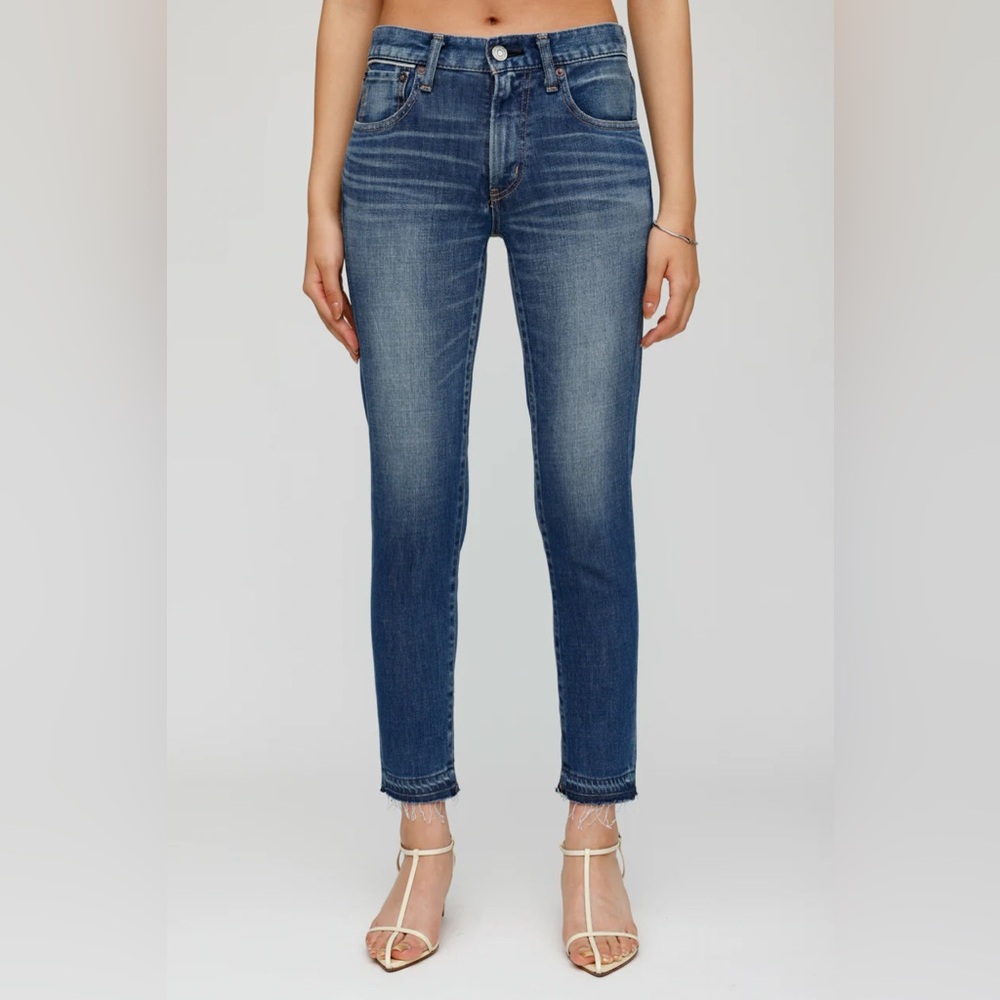 Moussy Vintage Clarence Skinny with Fading Details and Undone Hem.